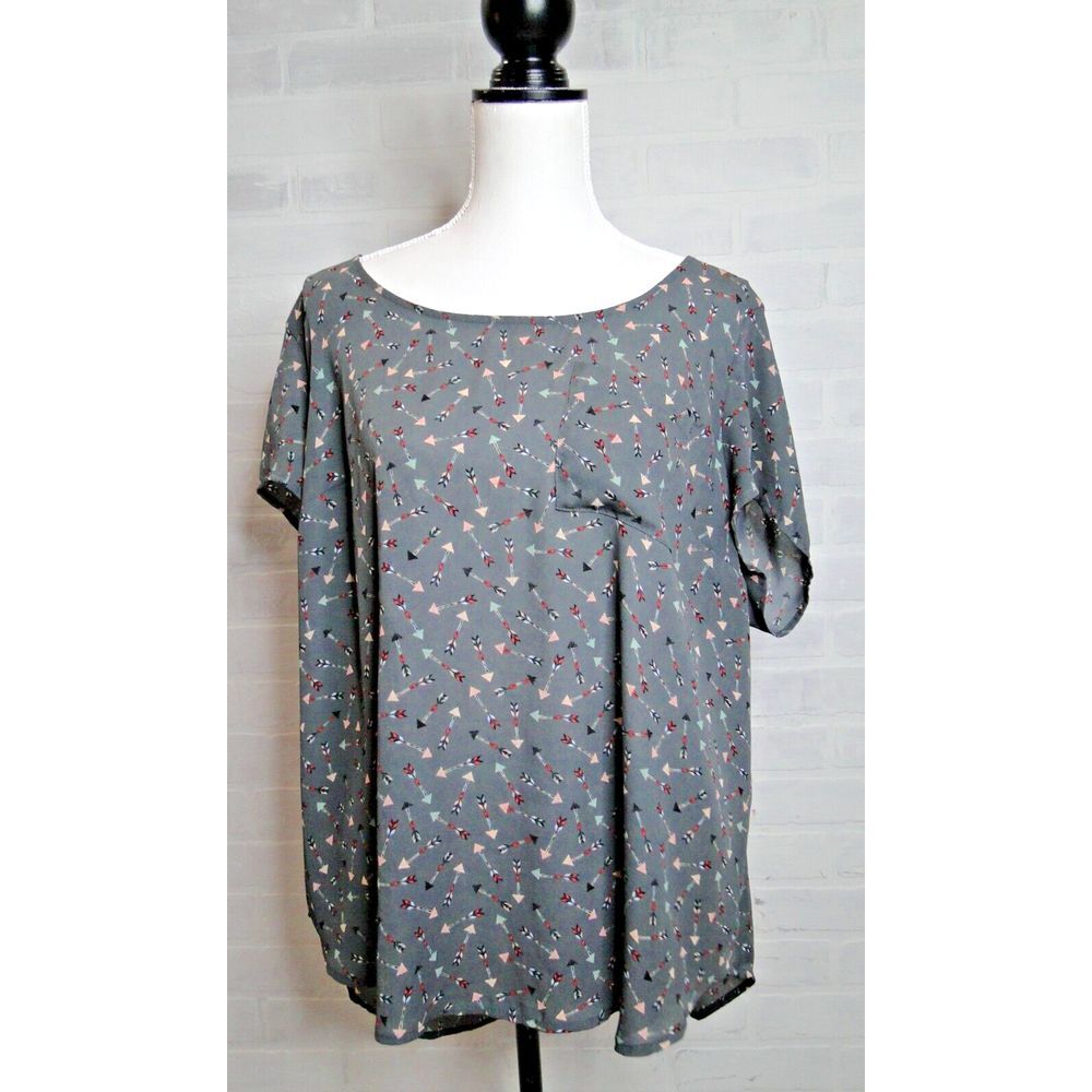 Torrid Blouse 2 Gray Arrow Print Short Sleeve Buttons Down Back